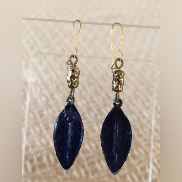 NWOT black closed lock french wire  dimensional leaf earrings - Picture 1 of 12